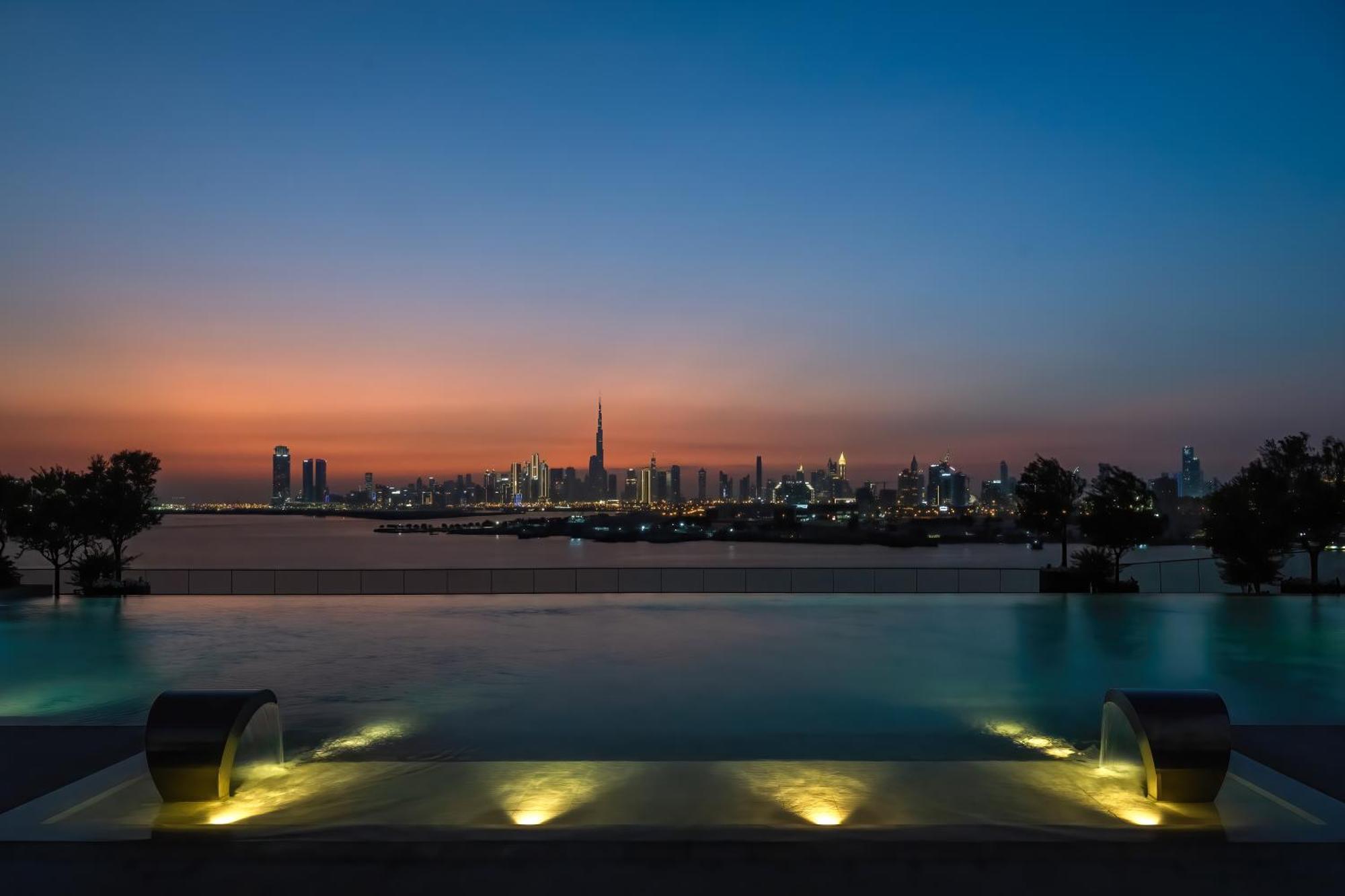 Hotel Address Creek Harbour Dubái Exterior foto View of the Dubai skyline from the pool deck